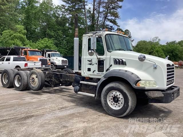 Mack GU813 駕駛室與內部