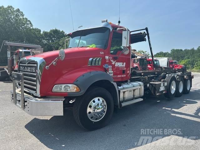 Mack GU813 裝載運輸卡車
