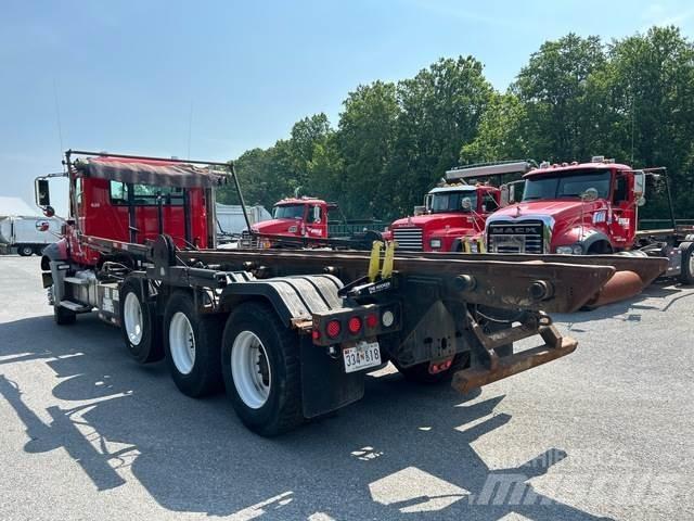 Mack GU813 裝載運輸卡車