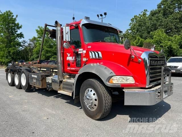 Mack GU813 裝載運輸卡車