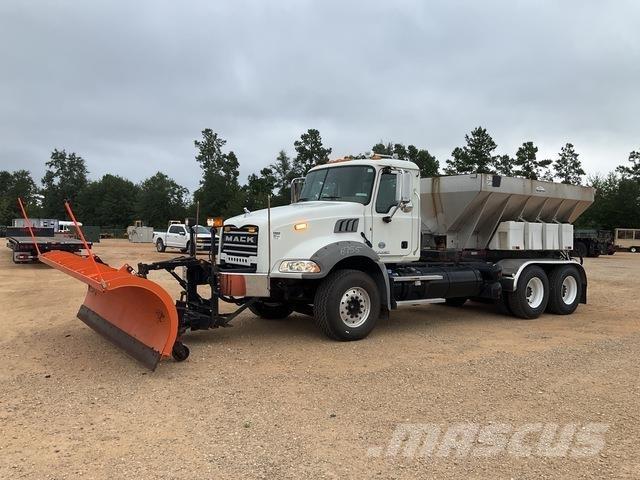 Mack GU813 砂鹽撒布機