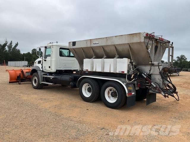 Mack GU813 砂鹽撒布機