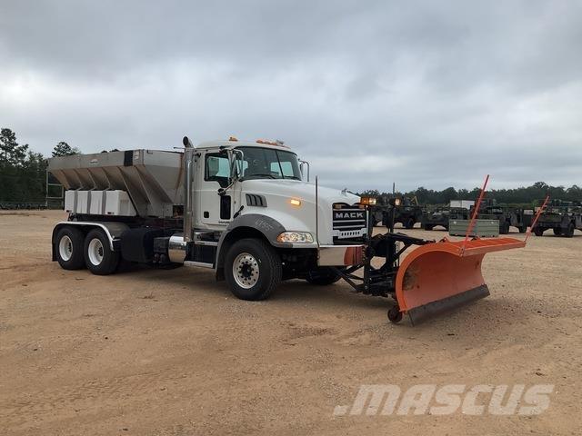 Mack GU813 砂鹽撒布機