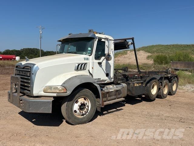 Mack GU813 裝載運輸卡車