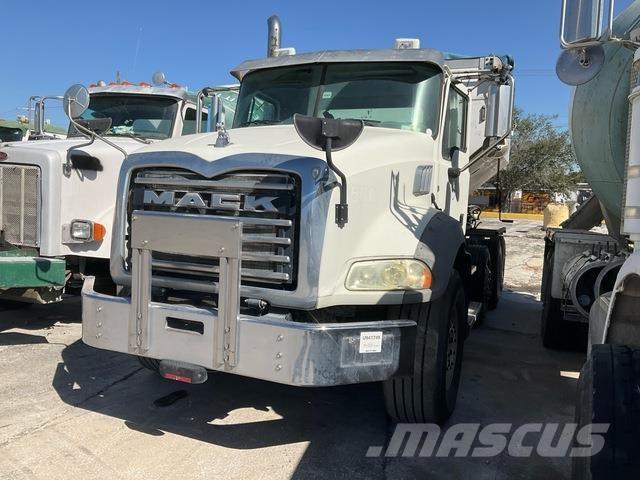 Mack GU813 混凝土車
