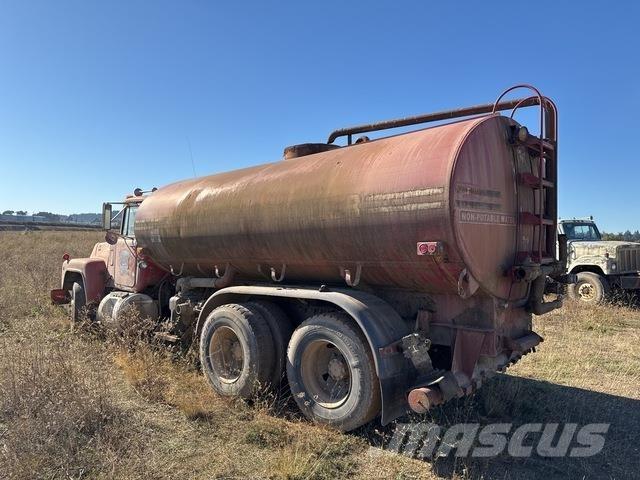 Mack R688ST 水車