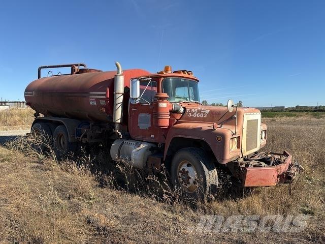 Mack R688ST 水車