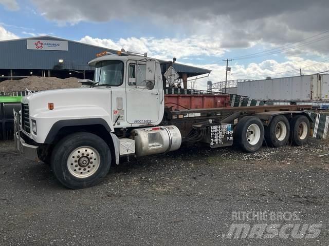 Mack RD688S 裝載運輸卡車