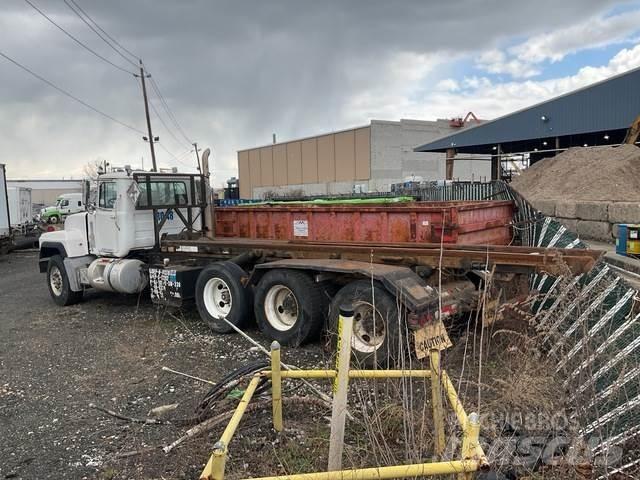 Mack RD688S 裝載運輸卡車