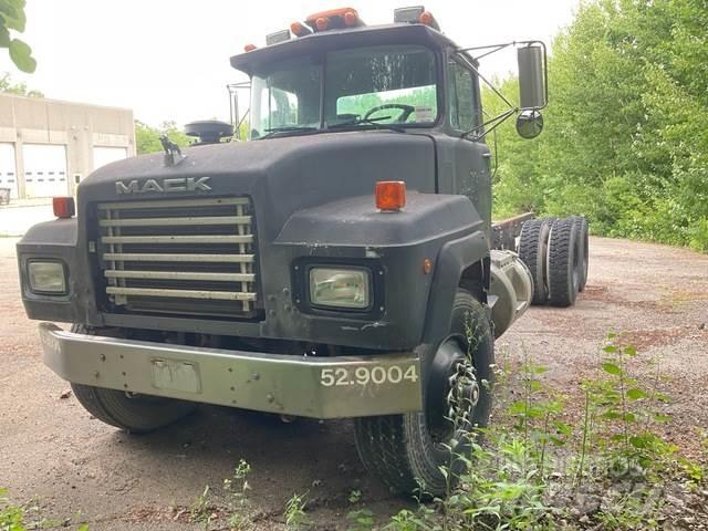 Mack RD688S 駕駛室與內部
