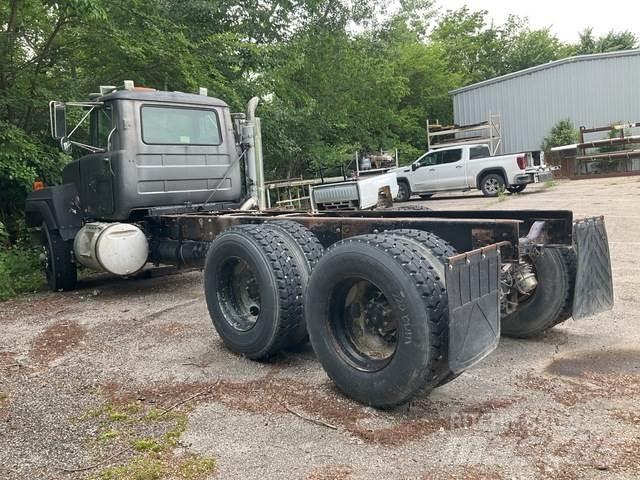 Mack RD688S 駕駛室與內部