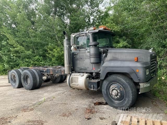 Mack RD688S 駕駛室與內部