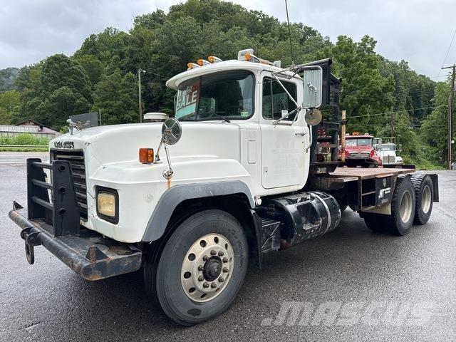 Mack RD688S 平板式/側卸式卡車