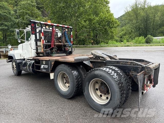 Mack RD688S 平板式/側卸式卡車