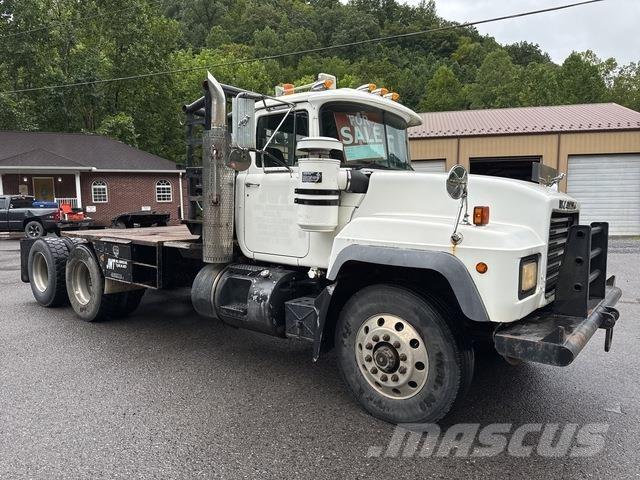 Mack RD688S 平板式/側卸式卡車