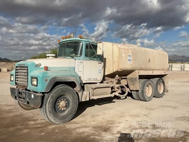Mack RD690S 水車