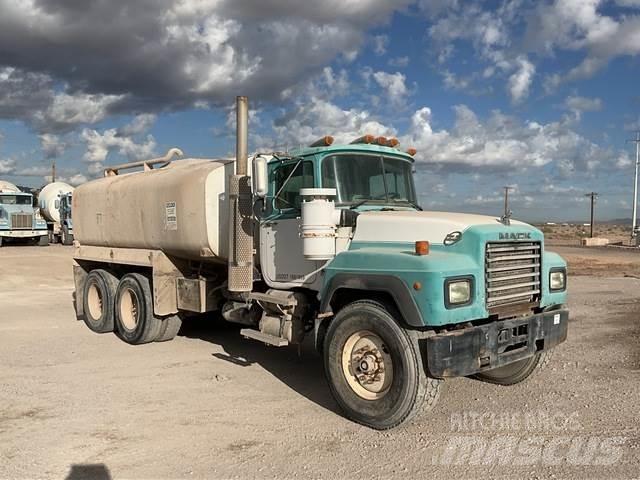 Mack RD690S 水車