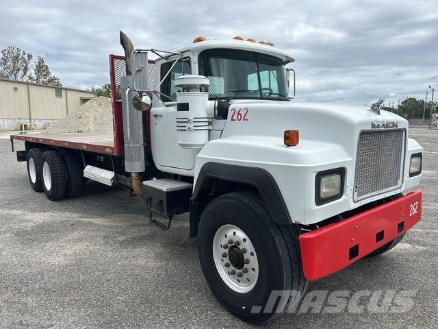 Mack RD690S 平板式/側卸式卡車