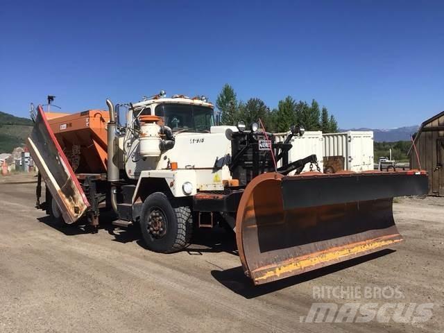 Mack RM6 刮雪板和犁