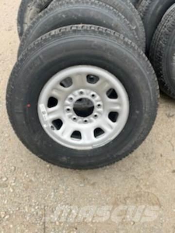 Michelin LTX 輪胎、車輪和輪圈