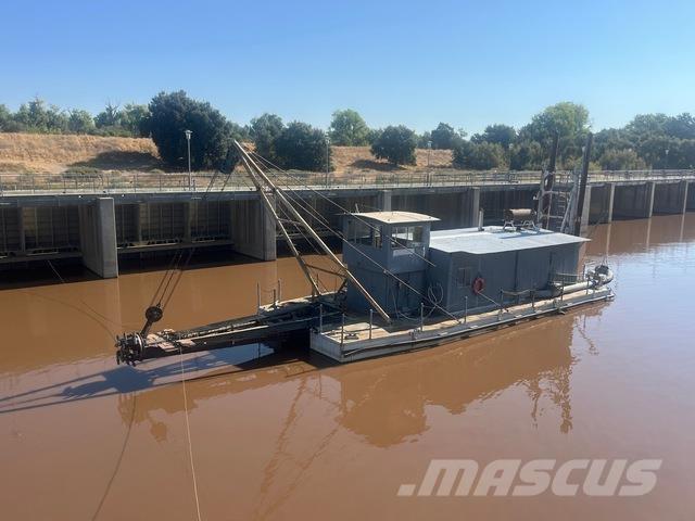  Moore 工作船艇 / 駁船