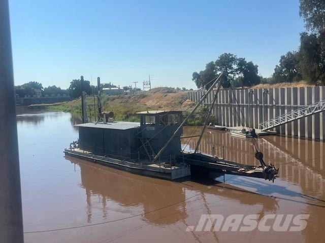  Moore 工作船艇 / 駁船