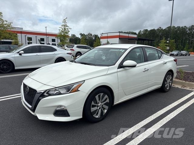 Nissan Altima 汽車