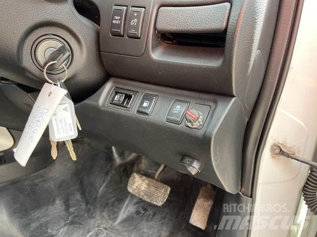 Nissan Navara 皮卡.傳統半斗卡車/側卸板