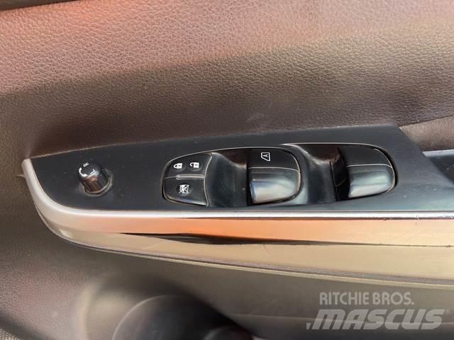 Nissan Navara 皮卡.傳統半斗卡車/側卸板