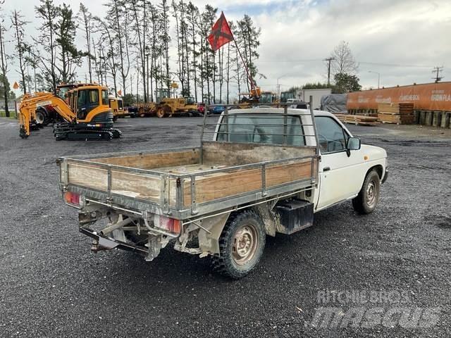 Nissan Navara 皮卡.傳統半斗卡車/側卸板