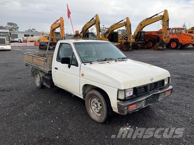 Nissan Navara 皮卡.傳統半斗卡車/側卸板