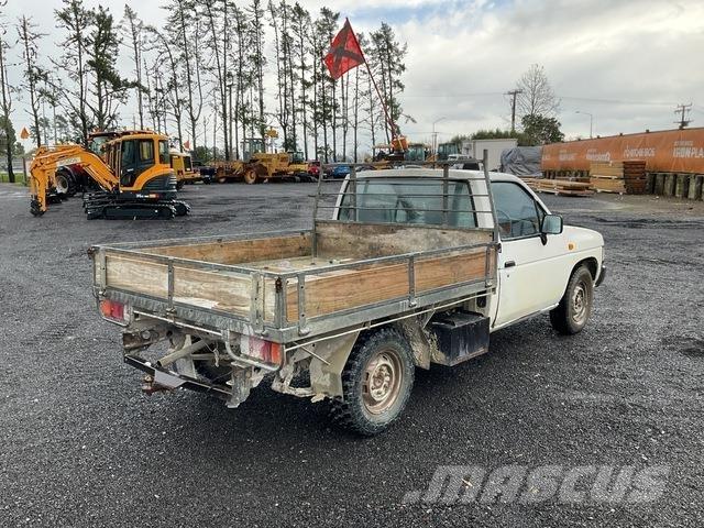 Nissan Navara 皮卡.傳統半斗卡車/側卸板