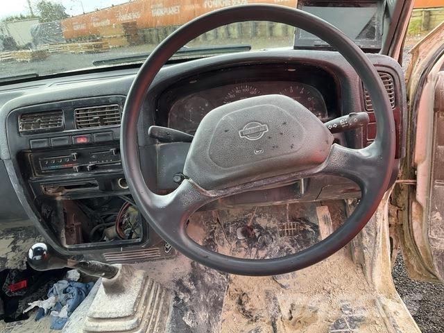 Nissan Navara 皮卡.傳統半斗卡車/側卸板