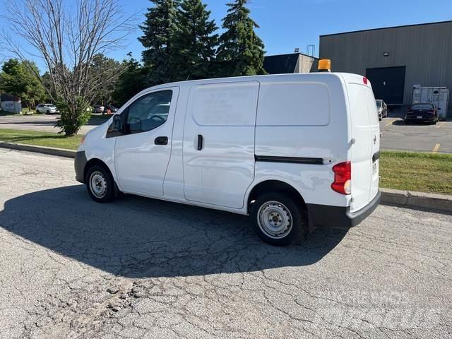 Nissan NV200 廂式貨物運輸車