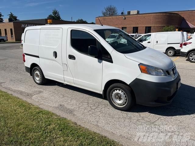Nissan NV200 廂式貨物運輸車