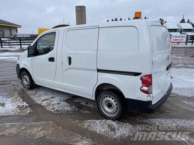 Nissan NV200 廂式貨物運輸車