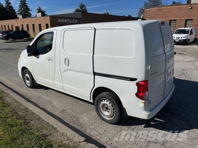 Nissan NV200 廂式貨物運輸車