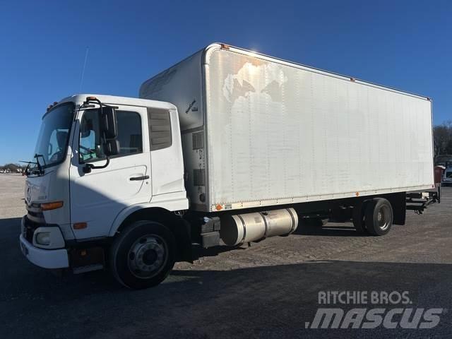 Nissan UD2600 貨箱式卡車