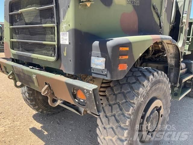 Oshkosh AMK23A1 貨箱式卡車