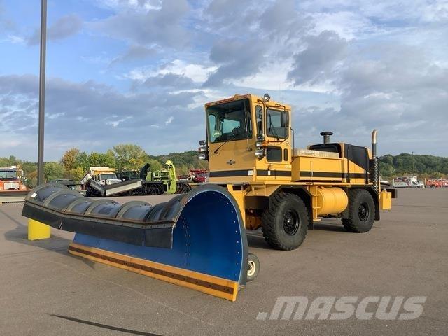 Oshkosh H2718 刮雪板和犁