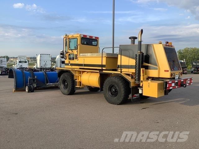 Oshkosh H2718 刮雪板和犁