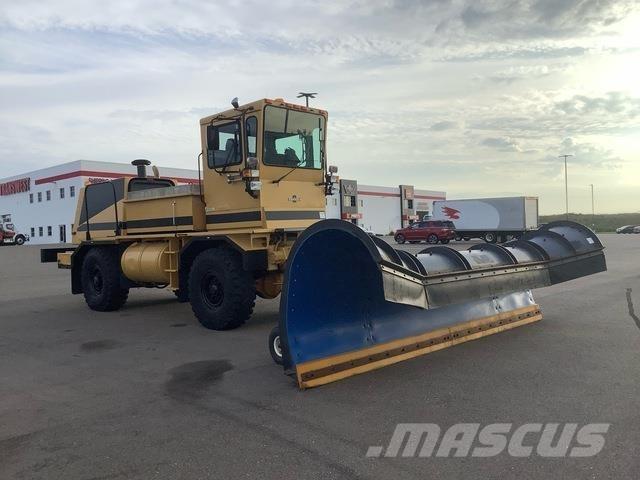 Oshkosh H2718 刮雪板和犁