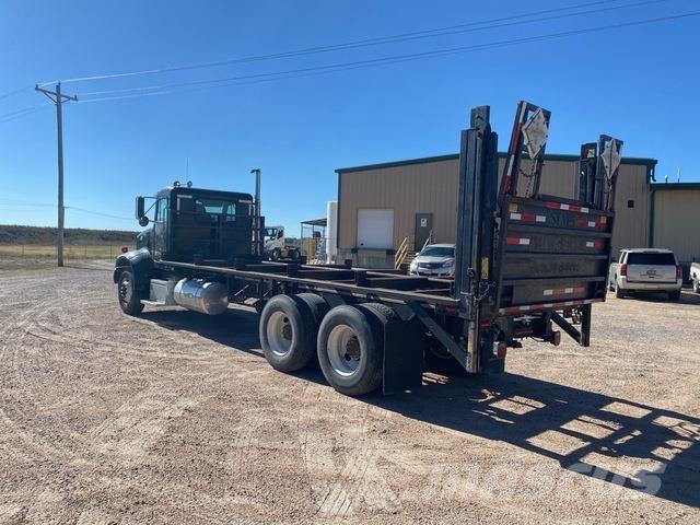 Peterbilt 330 平板式/側卸式卡車