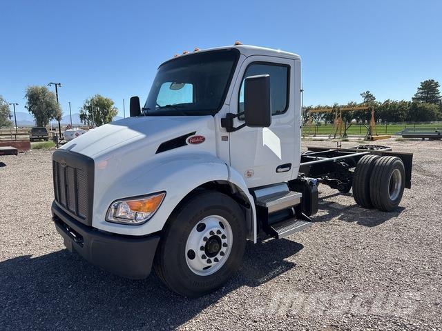 Peterbilt 537 駕駛室與內部