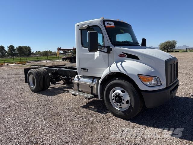 Peterbilt 537 駕駛室與內部