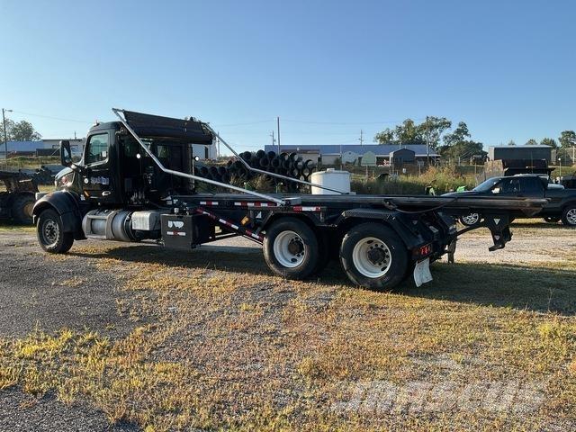Peterbilt 567 裝載運輸卡車