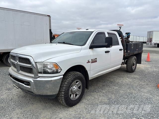 RAM 3500 平板式/側卸式卡車