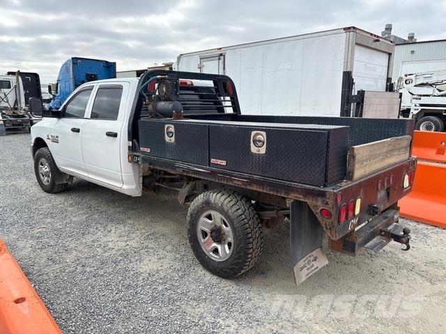 RAM 3500 平板式/側卸式卡車