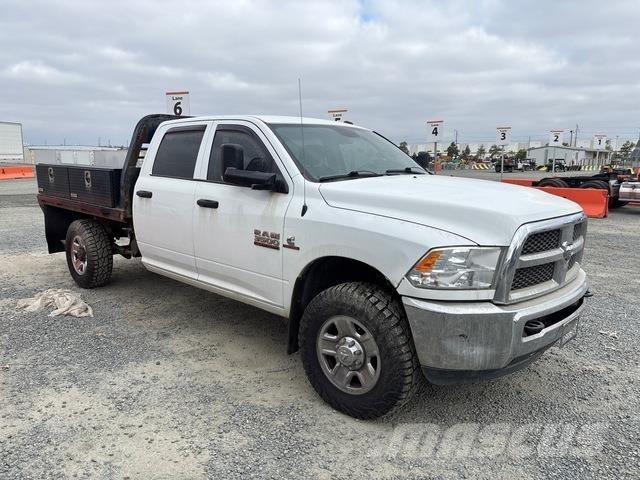RAM 3500 平板式/側卸式卡車