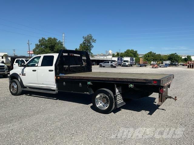 RAM 4500 平板式/側卸式卡車